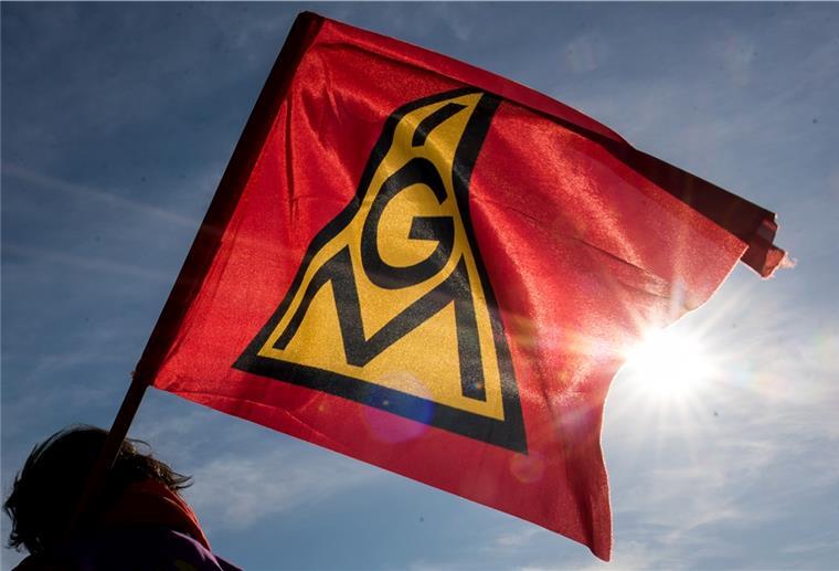 IG Metall fordert Milliarden von der Regierung Eine Fahne von IG Metall