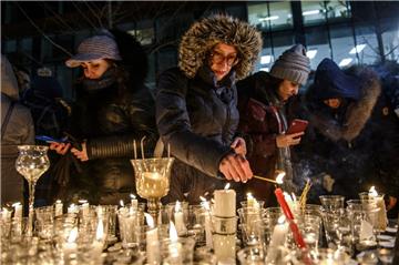 Mitglieder der iranischen Gemeinde von Montreal nehmen an einer Mahnwache teil. Bei dem Absturz einer ukrainischen Passagiermaschine im Iran kamen mindestens 63 Menschen aus Kanada ums Leben. 