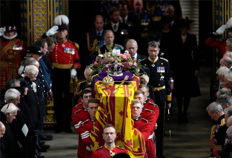 Abschied von der Queen Mitglieder der königlichen Familie folgen dem Sarg von Königin Elizabeth II. nach der Trauerfeier vor der Beisetzung von Königin Elizabeth II. in der Westminster Abbey.