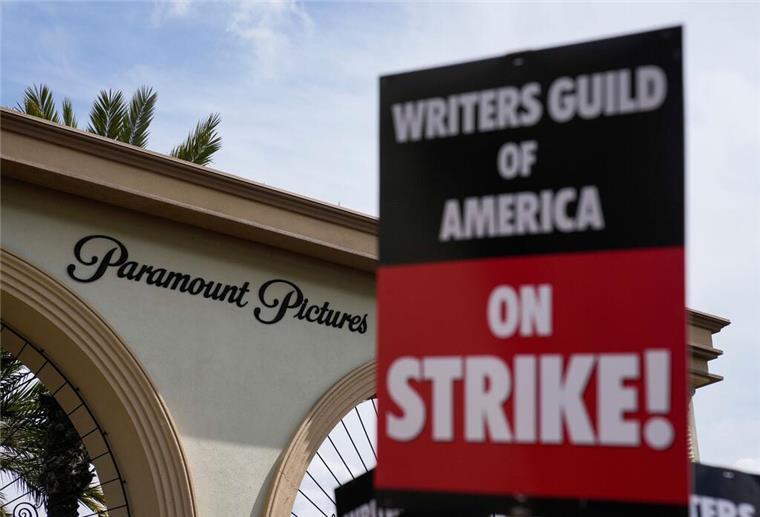 Verhandlungen im Hollywood-Streik: Neues Angebot liegt vor Mitglieder der Writers Guild of America demonstrieren vor dem Gelände der Paramount Pictures in Los Angeles.