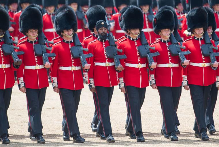 Turban statt Grenadiermütze: Sikh bei Geburtstagsparade der Queen Mitglieder des 1. Bataillons der Coldstream-Garde, darunter Charanpreet Singh Lall (Mitte, mit Turban), marschieren bei der Militärparade "Trooping the Colour" anlässlich des 92. Geburtstags der britischen Königin in der Nähe des Buckingham Palace.