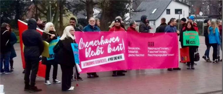 Bremerhaven: Protest in Leherheide gegen "Die Rechte" Mitglieder des "Aktionsbündnis gegen Rechts" bei einer Protestveranstaltung in Bremerhaven-Leherheide.