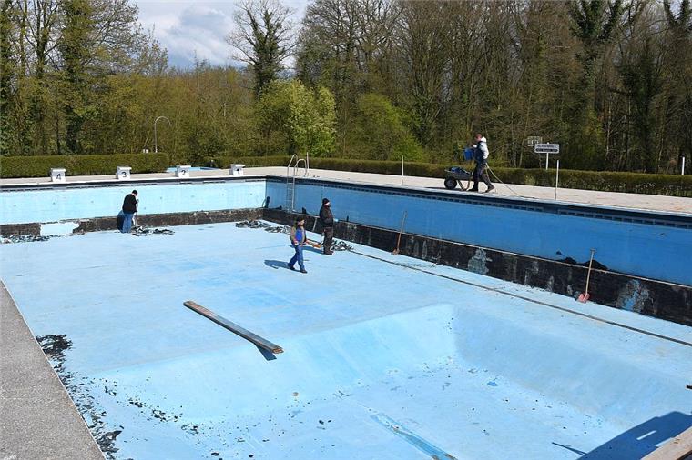 Keine Sanierung: Zukunft des Freibades Kirchtimke ist ungewiss Mitglieder des Fördervereins bringen das Freibad Kirchtimke zurzeit in Schuss. Eine Kernsanierung wird es aber nicht geben. Deshalb ist unklar, wie lange das Bad noch erhalten werden kann.