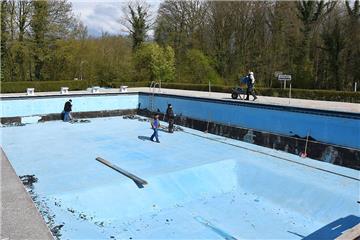 Mitglieder des Fördervereins bringen das Freibad Kirchtimke zurzeit in Schuss. Eine Kernsanierung wird es aber nicht geben. Deshalb ist unklar, wie lange das Bad noch erhalten werden kann. 