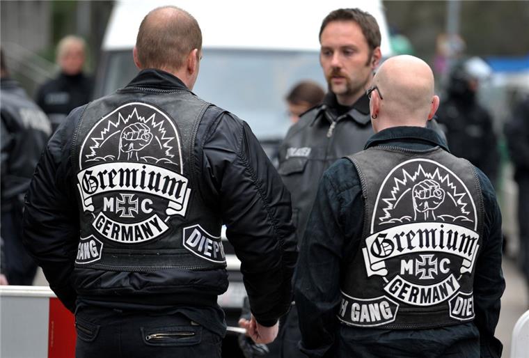 Rockertreffen im Fischereihafen Mitglieder des Motorradclubs Gremium MC - fotografiert bei einer Razzia im Ruhrgebiet