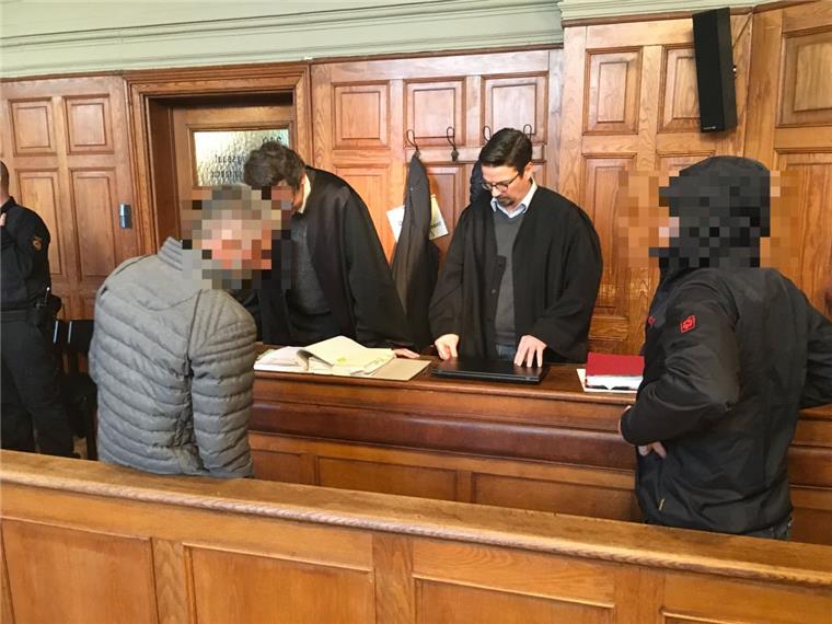 Bremerhaven: Richterin warnt libanesischen Clan Mitglieder eines libanesischen Familienclans - hier mit ihren Anwälten - müssen sich vor Gericht verantworten.