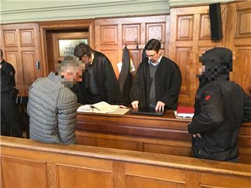 Mitglieder eines libanesischen Familienclans - hier mit ihren Anwälten - müssen sich vor Gericht verantworten.