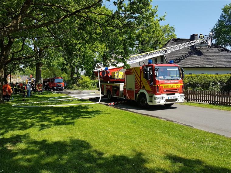 Feuerwehreinsatz in Schiffdorf-Wehdel: Wohnhaus brennt - 100.000 Euro Schaden Mithilfe einer Drehleiter wurde der Dachstuhl in Schiffdorf-Wehdel gelöscht.