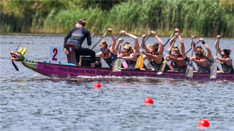 Mit der Trommel Paddler anfeuern Mithilfe einer Trommel wird der Takt für das Paddel-Team vorgegeben.