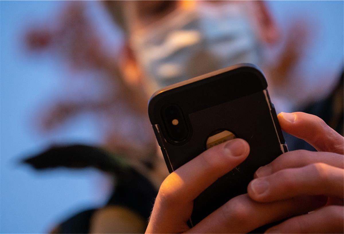 Mithilfe ihres Smartphones und einer installierten Trainingsapp können sich die Kicker des Leher TS und SFL Bremerhaven auch während der coronabedingten Kontaktbeschränkungen fit halten und miteinander vergleichen.
