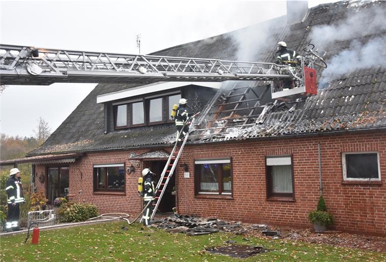 Feuer in Elsdorf: Dachstuhl in Brand geraten Das Foto zeigt die Feuerwehrleute bei der Arbeit