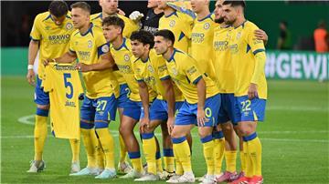 Mitleid mit dem Teamkollegen: Die Braunschweiger halten vor dem Pokalspiel gegen Stuttgart ein Trikot des verletzten Frederik Jäkel hoch. 