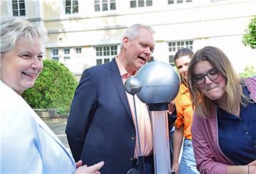 Mitmachstationen auf dem Schulhof des Braker Gymnasiums: Nicht nur die Landtagsabgeordneten Karin Logemann (SPD) und Björn Thümler (CDU) fanden den Bandgenerator, der mechanische in elektrische Energie umwandelt, besonders interessant.