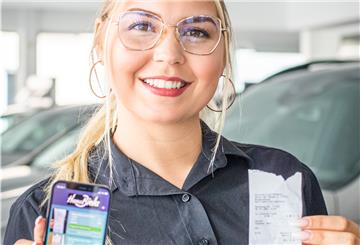 Mittagessen vom Chef: Annalena Welk, Serviceassistentin im Autohaus Biela, zeigt auf ihrem Handy eine App, mit der sie Kassenbons scannen kann.