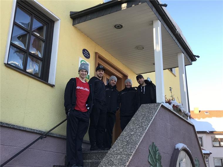 Mittagspause bein der Anreise nach Bayern: Christoph Körner, Dominik Tiffels, Cory Quirk, Jack Combs und Brock Hooton haben Hunger.