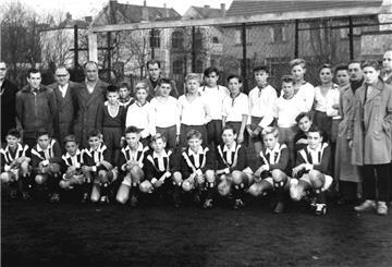 Mitte der 1950er Jahre entstand dieses Foto der C-Jugendmannschaften des SC Nordenham (weiße Trikots) und RSV Nordenham (heute ESV/gestreifte Trikots).