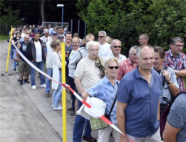 DFB-Pokal: Noch 300 Restkarten für LTS-Köln verfügbar Mitte Juli lockte der Start des Vorverkaufs die Fußball-Fans in Scharen in den Speckenbütteler Park. Jetzt gibt es wieder Restkarten für das DFB-Pokalspiel.