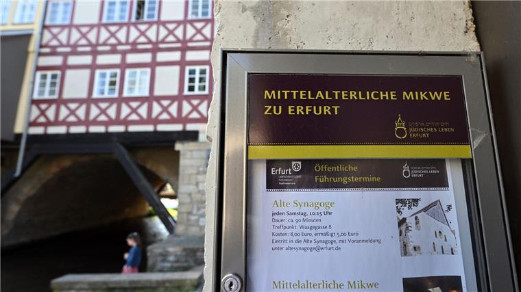 „Mittelalterliche Mikwe“ steht auf der Informationstafel am Eingang zum 2007 entdeckten mittelalterlichen Ritualbad (Mikwe).