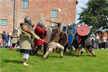 Mittelaltermark in Bederkesa: Gegen Beulen und blaue Flecken helfen Helm, Schild und Kettenhemd.