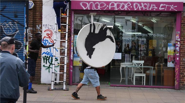 Mitten am Tag stahlen Männer eines der Kunstwerke. (Archivbild)
