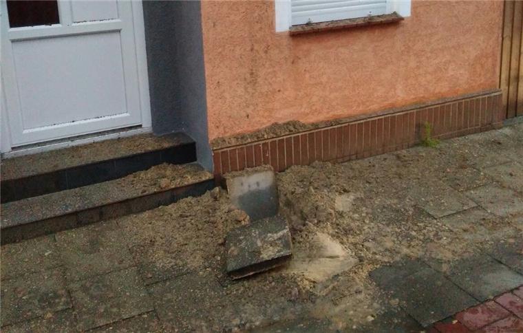 Blitzt schlägt in der Surfeldstraße in Lehe ein Mitten auf dem Gehweg in der Surfeldstraße hat in der Nacht zu Freitag ein Blitz eingeschlagen.