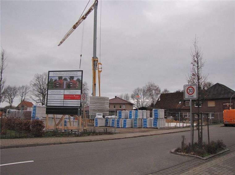 Elsdorf: Erste Bauplätze kommen noch in diesem Jahr Mitten im Elsdorfer Ortskern entsteht derzeit ein neues Wohn- und Geschäftsgebäude. Weitere sind im Bau und sollen folgen.