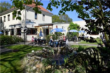Mitten im Grünen: Am Höllenhammsweg in Schiffdorferdamm gibt es viele grüne Felder, ein paar Häuser und: die Moorkate. Ein gut bürgerliches Restaurant mit kleinem, aber gemütlichem Biergarten. Zwischen Bäumen, Rasen und Blumenbeeten kann man hier speisen oder einfach ein Getränk genießen.