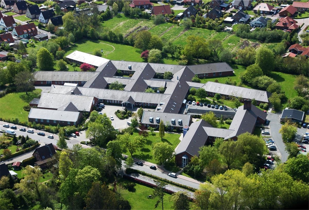Kreis rettet Otterndorfer Krankenhaus vor dem Ruin Mitten im Grünen gelegen und ab Oktober wieder in der Hand des Landkreises: das Otterndorfer Krankenhaus.