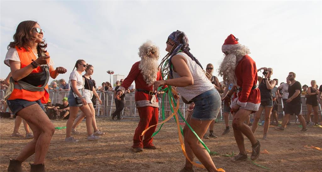 Mitten im Juli: Die Weihnachtsmänner laden zum Tanz. Foto: Leuschner