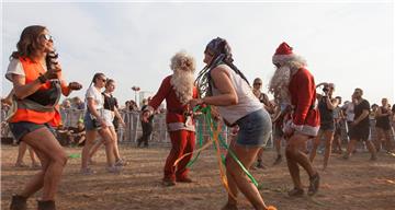 Mitten im Juli: Die Weihnachtsmänner laden zum Tanz. Foto: Leuschner