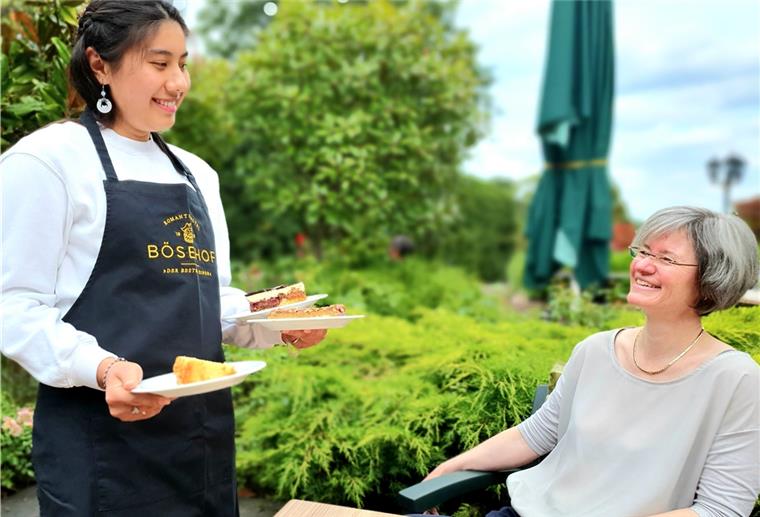 Ausbildunsmarkt in Bremerhaven: Geringerer Einbruch als in Bremen Mitten in der Corona-Krise hat sich die 19-Jährige Nilufar Namazove entschieden eine Ausbildung im Restaurant des Romantik Hotels Bösehof zu machen. Zur Übung serviert sie ihrer Chefin Andrea Roming Kuchen.