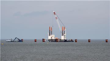 Mitten in der Jade wurde ein Anleger für das zweite schwimmende LNG-Terminal in Wilhelmshaven gebaut - das Spezialschiff „Excelsior“ soll nun anlegen. (Archivbild)