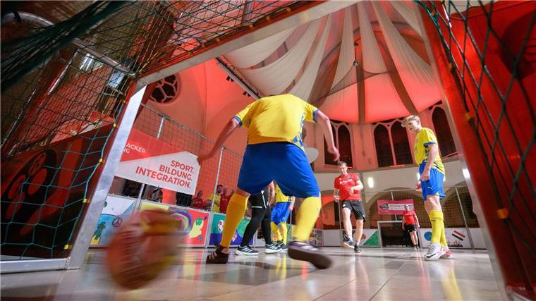 Das Pastoren-Derby: Hannover - Braunschweig in der Kirche Mitten in der Lutherkirche in Hannover wurde ein Fußballfeld aufgebaut.