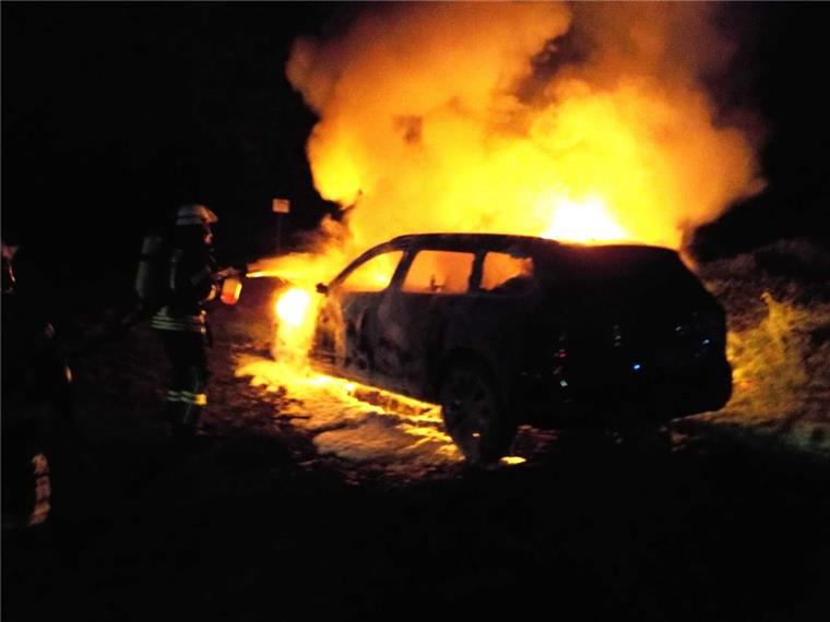 Mitten in der Nacht brennt in Schiffdorf ein Auto.