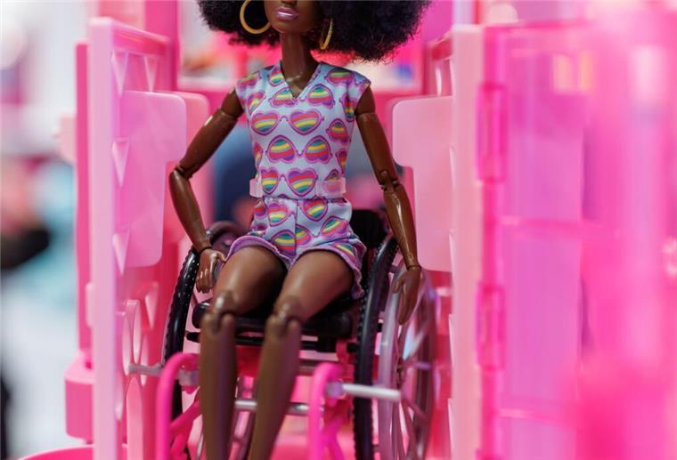 Seit 65 Jahren ist Barbie auf dem Markt - Jetzt gibt es die Puppe auch in blind Mittlerweile gibt es auch eine Barbie im Rollstuhl (Archivbild).