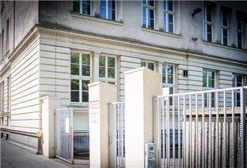 Mittlerweile ist wieder Ruhe vor der Schule eingekehrt.