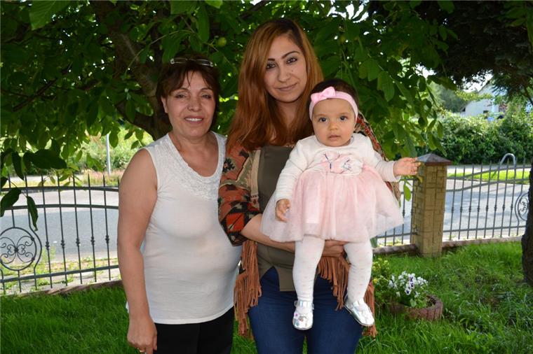 Mittlerweile können sie wieder lächeln, auch wenn der Schreck über das entzogene Sorgerecht noch nicht ganz verflogen ist (von links): Großmutter Cemile, Mutter Gülsah und Baby Çagla Özgüler.  