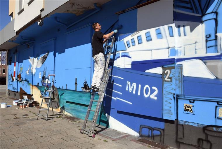 Mittlerweile sieht man an dieser Wand in Bremerhaven-Lehe schon die Robbe in der Mitte - das Schiff will Claus Lumma heute fertig sprayen.