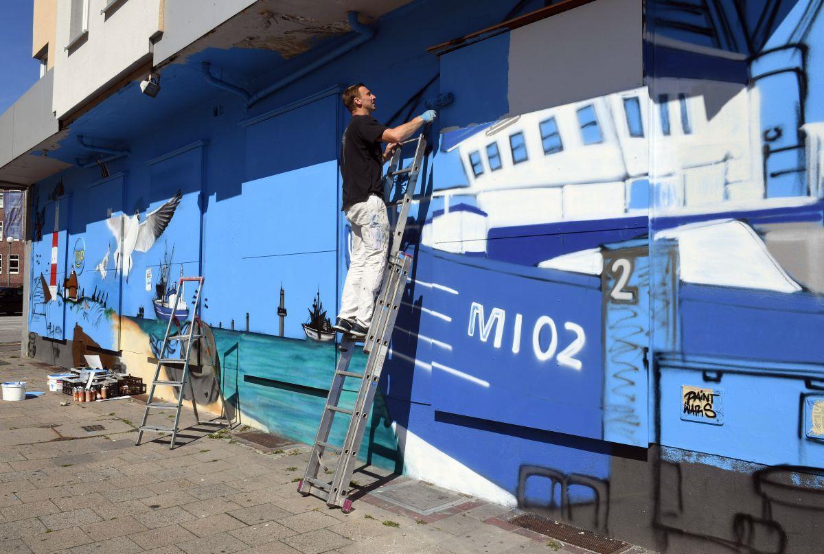 Mittlerweile sieht man an dieser Wand in Bremerhaven-Lehe schon die Robbe in der Mitte - das Schiff will Claus Lumma heute fertig sprayen.