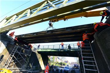 Mittwochnachmittag gegen 13 Uhr: Ein Schienen-Kran bringt die Behelfsbrücke an den für sie vorgesehen Platz über der Parkstraße. Dort bleibt sie wohl bis zum Herbst.  Foto Scheer