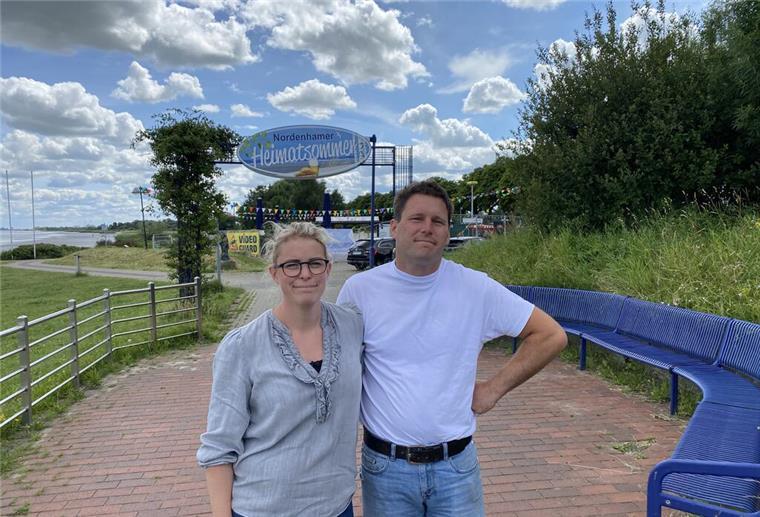 Wie gemütlich: Beim „Heimatsommer“ kann in diesem Jahr auch Fußball geschaut werden Ein Mann und eine Frau am Nordenhamer Weserufer.
