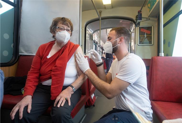 Was tun, wenn der Corona-Impfschutz nachlässt? Mobile Impfteams sind aktuell selbst in Sonder-Straßenbahnen im Einsatz, um Auffrischimpfungen zu spritzen.