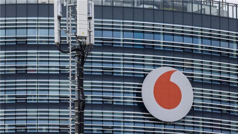 Vodafone will 5G-Handynetz verbessern Mobilfunkantennen von Vodafone sind vor der Deutschlandzentrale installiert: Der Telekommunikationsanbieter will sein Handynetz in Deutschland weiter ausbauen.