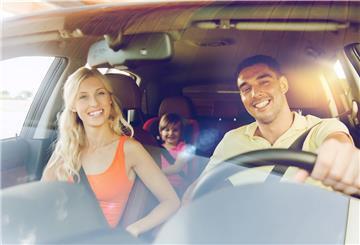 Familie sitzt im Auto