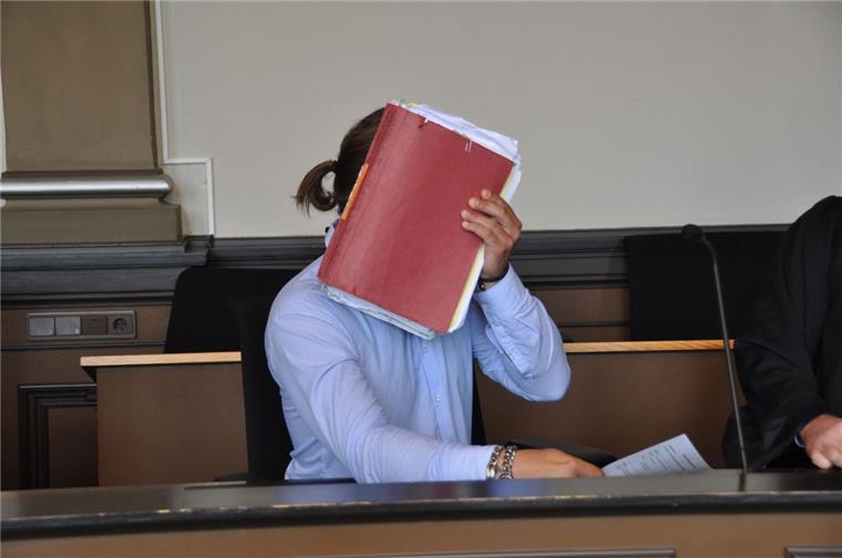 Vier Jahre Haft: Verdener Richter beendet "traumtänzerische Geschäfte" Mochte sein Gesicht vor der Urteilsverkündung am Verdener Landgericht nicht öffentlich zeigen: Der 29-jährige Angeklagte. Er hat nach Überzeugung des Richters Kunden betrogen, indem er Anzahlungen annahm, die versprochenen Autos aber nie lieferte. Als Firmensitz gab er eine Adresse in Wilstedt an.