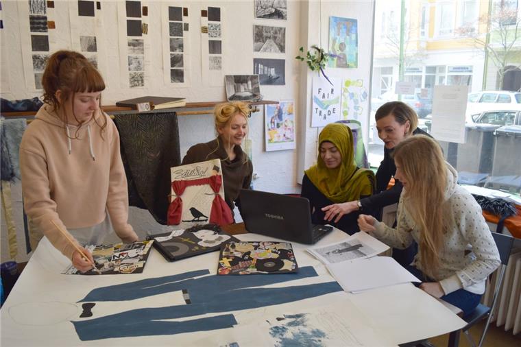 Auf Tuchfühlung mit Edith Piaf Mode als Schlüssel zu Charakter und Zeitgeist: Carla Petrow (von links), Lehrerin Veronika Galka, Dina Seklawi, Lehrerin Kerstin Gonther und Marlene Senzky mit einigen Arbeiten über Edith Piaf in der Galerie 135.