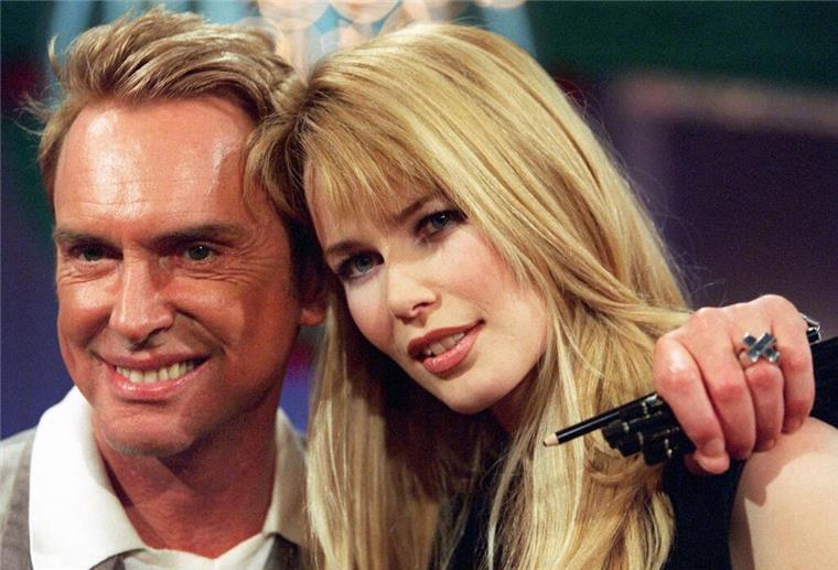 „Wie ein schlechter Scherz“ - Modemacher Joop wird 80 Modedesigner Wolfgang Joop und Model Claudia Schiffer bei einem TV-Auftritt vor mehr als 25 Jahren. (Archivbild)