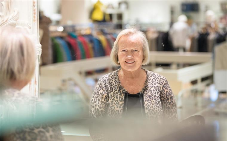 Modehaus Jelden in Bremerhaven schließt Modehaus-Geschäftsleiterin Heidemarie Jelden verabschiedet sich nach 50 Jahren Arbeitstätigkeit rund um die Mode in den Ruhestand und gibt ihr Geschäft am Theodor-Heuss-Platz 1 auf.