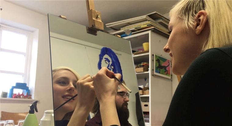 Kunstwettbewerb in Geestland: Model Maja Manczak sitzt in der Jury Model Maja Manczak greift in der Kunstschule Bederkesa auch selbst zum Pinsel.