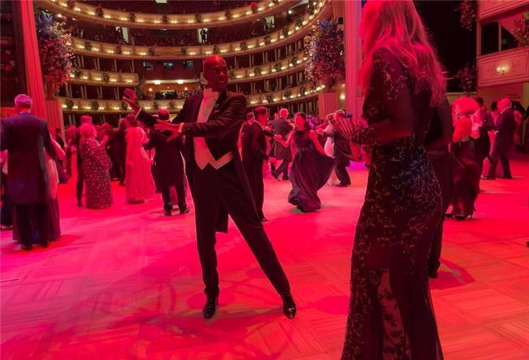 Opernball glitzert ohne Lugner mit Sternchen statt Stars Model und „Supertalent“-Juror Bruce Darnell legt eine heiße Sohle aufs Parkett.
